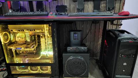 Sản phẩm Tiki giao tới nhà không chê vào đâu được, rất mới chuẩn đủ nguyên seal. 
Chất lượng âm thanh Z906 không được rõ chi tiết và sống động như Z5500, vì ở nhà cũng có con Z5500 chỉ bị hư mỗi cái Control center. 
Con Z5500 này trước ở nhà kết hợp với hai máy tính có hai con card âm thanh đỉnh cao thời trước và nay là: Creative sound blaster x-fi titanium fatal1ty champion series và Creative Blaster AE-9 cho ra chất lượng âm thanh vô đối nghe không biết chán. 
Mua con Z906 mới này mở lên nghe quá thất vọng tôi thay toàn bộ củ loa của nó bằng 5 củ loa Z5500 và nhận được điều bất ngờ chất âm thanh của nó vẫn như ngày nào, và con tim đã vui trở lại. Rất mong hãng Logitech cho sản xuất lại huyền thoại Z5500 hoặc loại cao cấp hơn, vì tất cả các loa sau này mà hãng sản xuất ra chất âm không thể đỉnh như Z5500 trong cả nghe nhạc lẫn chơi game xem phim