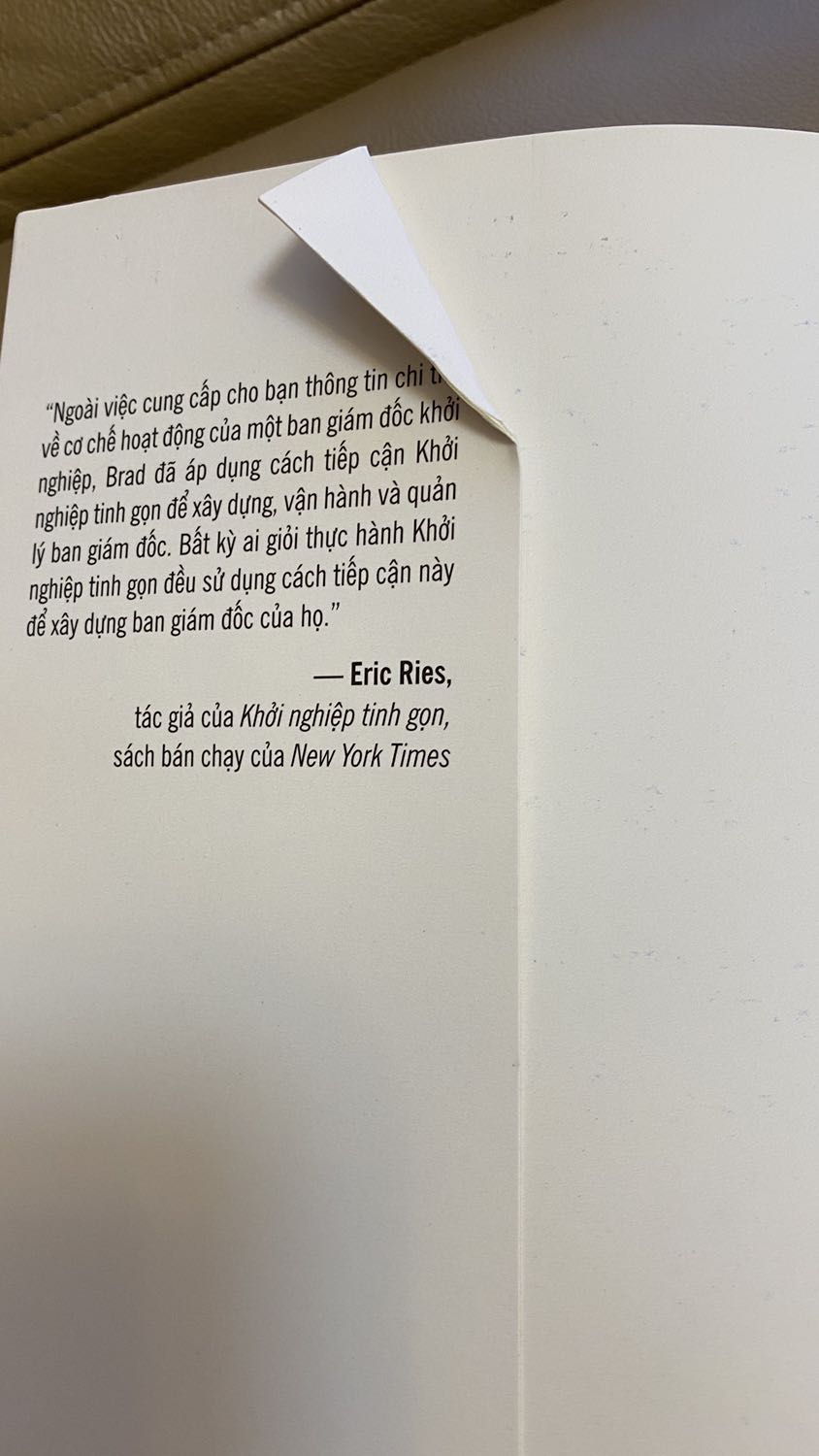 Trang sách quăn queo. Bìa đã có vết hằn. Có vết ố. Trông như sách cũ và bảo quản không tốt.