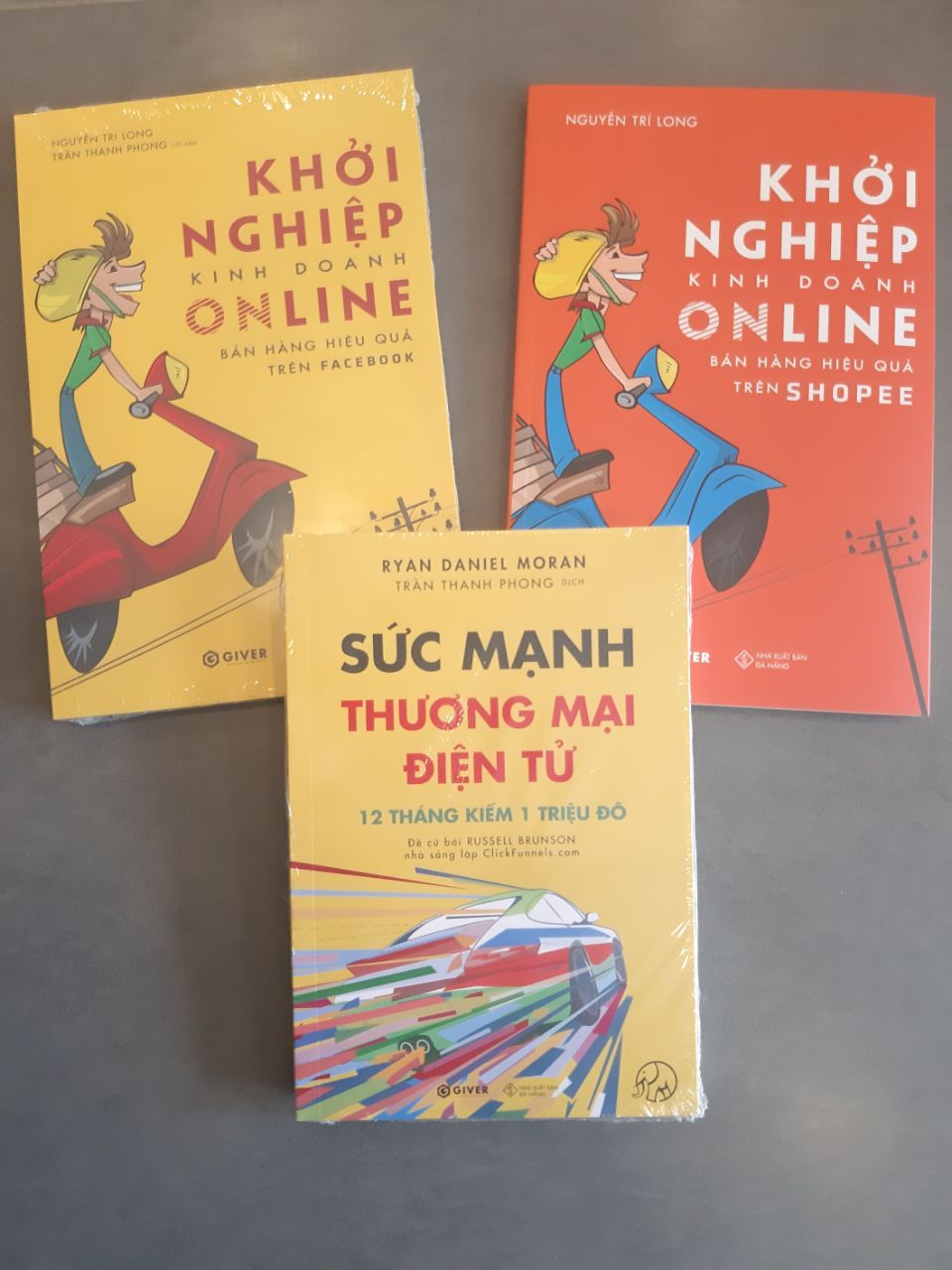 Tiki giao hàng nhanh quá trời. Sách được bọc màng co đẹp lung linh luôn. Mình đang bán hàng trên *** và đang tính lấn qua ***, tình cờ mua được bộ Kinh doanh online và cuốn Sức mạnh TMĐT, bộ sách đến thật sự đúng lúc với mình, xem sơ qua mục lục thì thấy như sách viết cho mình vì đề cập đến những vấn đề 1 người buốn bán trên *** và *** cần làm. Cảm ơn Shop! Cảm ơn TIKI