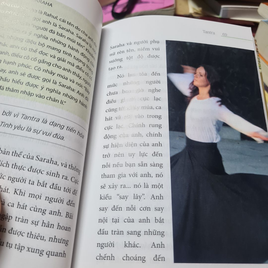 Sách màu, bố cục đẹp, khổ nhỏ vừa bàn tay, tiện cầm đi du lịch, công tác để đọc xả stress ~ Chất giấy sách là giấy bóng, đọc dưới ánh đèn thì hơi chói~