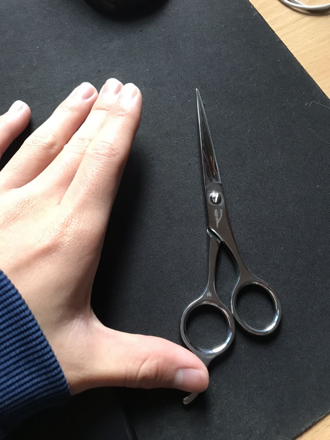 Kéo cầm rất vừa tay và gọn gàng (17cm). Có thể thời gian lưu kho lâu nên một số điểm bị xước nhưng không phải là vấn đề lớn. Đi kèm túi da PU rất tử tế và đẹp mắt.
5/5 Kéo cầm rất vừa tay và gọn gàng (17cm). Có thể thời gian lưu kho lâu nên một số điểm bị xước nhưng không phải là vấn đề lớn. Đi kèm túi da PU rất tử tế và đẹp mắt.
5/5