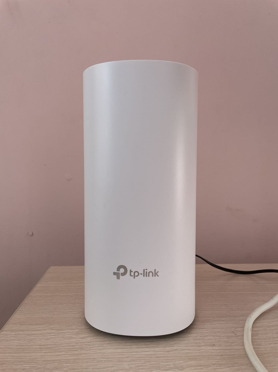 5 sao cho Tiki & 4 sao cho sản phẩm.

Giao hàng đúng hẹn, thùng hộp còn nguyên vẹn. Sản phẩm ổn định, thiết kế đẹp.

Sản phẩm này thích hợp nhất cho:
- nhà rộng nhưng chỉ có dây mạng ở điểm chính
- ko có router mạnh, chỉ có modem của nhà mạng tặng kèm và muốn thay đổi thiết bị này để phục vụ cho nhiều thiết bị hơn và chạy ổn định hơn.
- quản lý đơn giản, dễ cài đặt

Nếu bạn đang chạy 1 thiết bị router mạnh ở nhà & chỉ cần các wifi AP & không ngại việc quản lý các AP này thì có thể cân nhắc giải pháp khác.