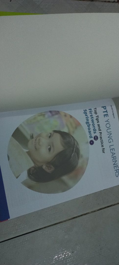 sách không có file nghe. web trên sách cung cấp hoàn toàn không có bất cứ gì. mình đã ra nhà sách của fahasa liên hệ và xác nhận. không có file nghe sách cũng như bỏ đi rồi..