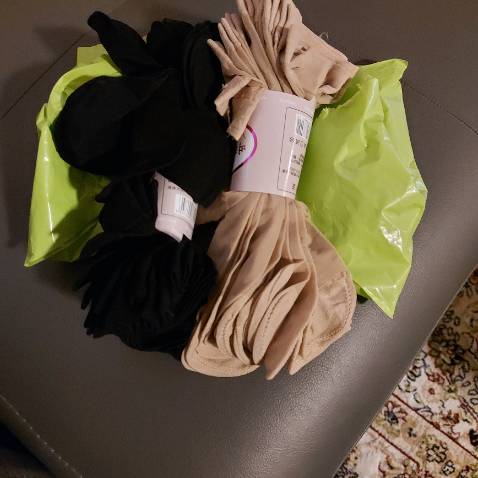 Tôi đặt mua 2 set tất màu đen mà shop lại giao một đen và một da. Phiền shop đổi lại giúp tôi. Tôi cảm ơn.