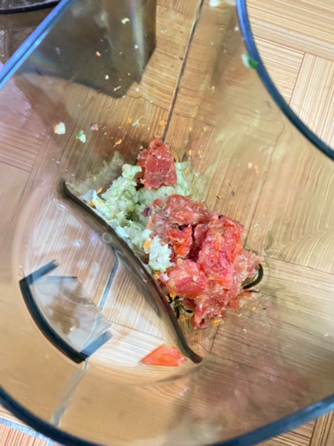 + Tiki sale đậm.
+ Máy ép dung tích lớn (1l), kích thước to.
+ Tra hướng dẫn trên mạng thì cũng dễ dàng lắp và sử dụng.
+ Dễ dàng vệ sinh
- Đóng gói quá cẩn thận: rất nhiều nilon bọc ngòi 🥲🥲🥲
- Ép không được kiệt nước lắm, nhất là khi ép cà chua sẽ thấy rõ bã cà chua còn nhiều nước bỏ nấu canh lại được 😂
- Trên tiki bổ sung thêm hướng dẫn lắp sản phẩm sẽ tiện xem hơn.