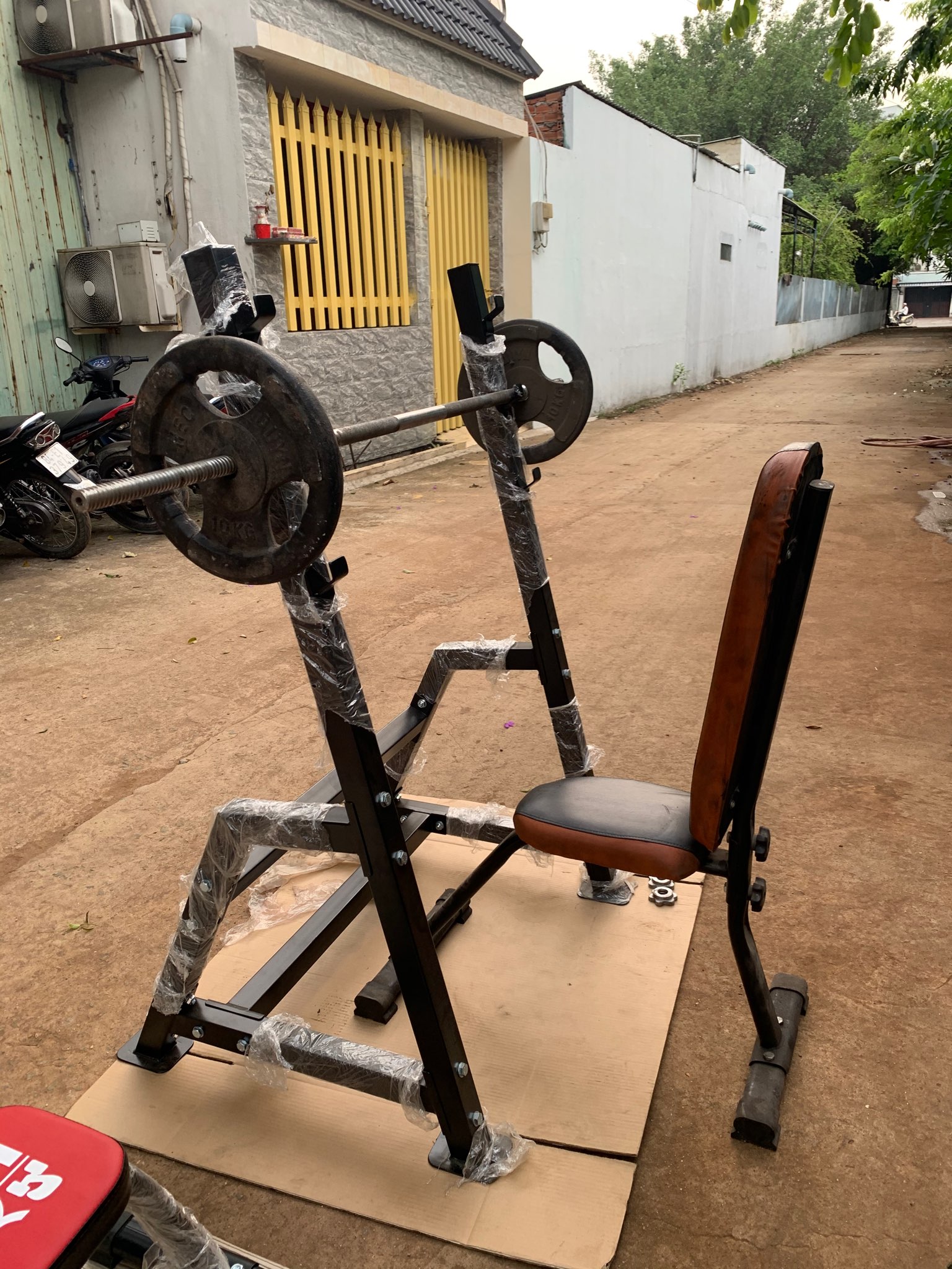 Tôi đã đặt mua và sử dụng sản phẩm, Cái khung này ổn nha anh em, kết hợp được nhiều loại ghế gym, giá cả hợp lý và shop trả lời tin nhắn rất nhanh. Xin cảm ơn shop, sẽ còn ủng hộ lâu dài