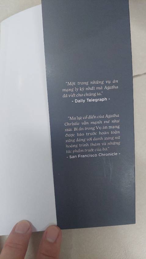 Trong “Cái chết được báo trước “ sự lẫn lộn giữa chân và ngụy thật sự đã đem lại nhiều khó khăn cho cảnh sát. Cuối cùng thì bà lão Marple, thám tử bất đắc dĩ, bằng sự suy nghĩ thấu đáo, phương pháp tư duy rành mạch của mình đã bóc trần những mánh khóe tinh vi của hung thủ. 
Khi mà trinh thám hiện đại đi những bước rất xa về hình thức kể truyện, bối cảnh xã hội thì tác phẩm của Agatha bất kỳ lúc nào vẫn xứng đáng là kinh điển ở thể loại này.