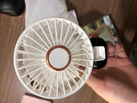 Quạt nhỏ gọn chạy siêu khoẻ. Shop giao nhanh. Cầm cái quạt thấy rất xịn luôn. Ưng lắm