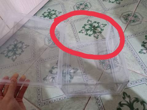 giao sản phẩm lỗi ,còn giao thiếu linh kiên ,trên trang ghi là cửa mở nam châm thế mà khi nhận được hàng cửa lại là nút bấm cài .chán cả nhà bán và chán cả tiki .chắc lần sau sẽ không  mua hàng trên tiki nữa