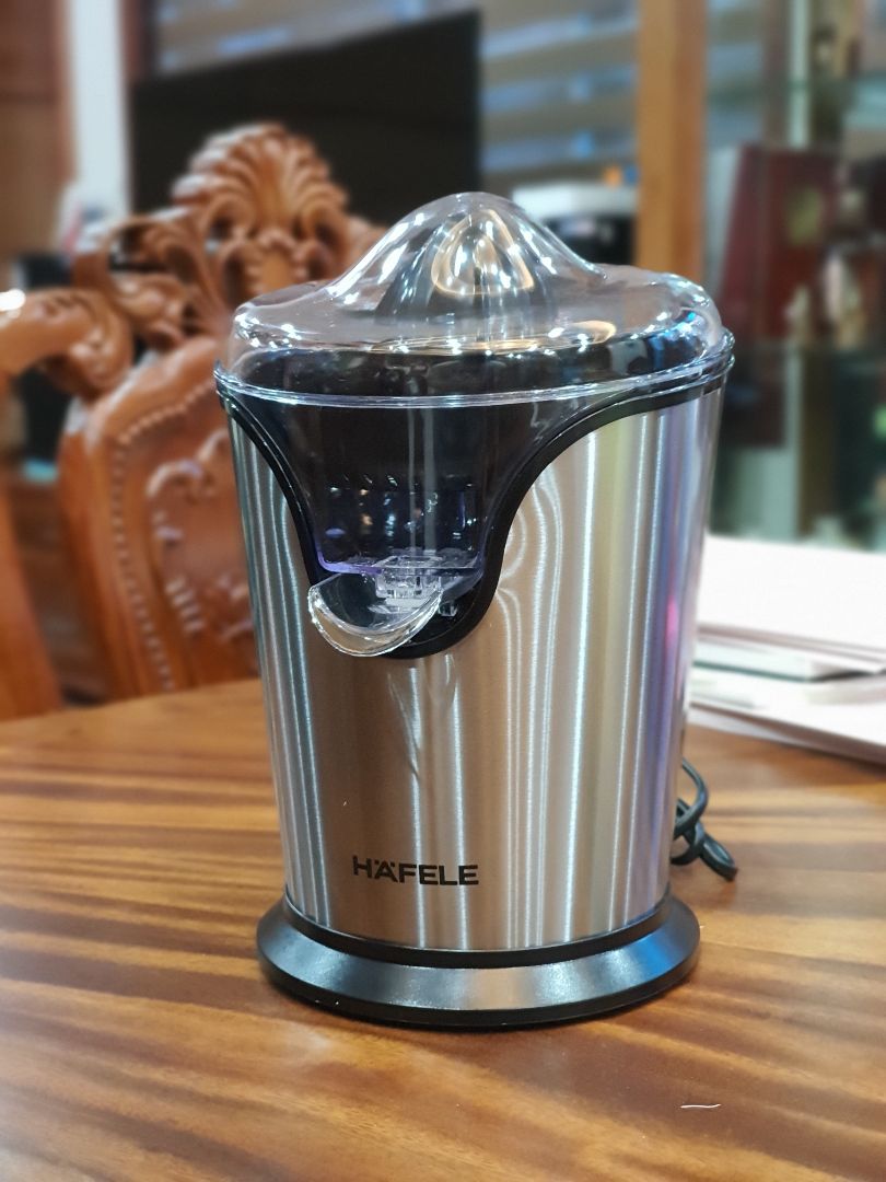 Mới đầu mình không định mua vì giá hơi cao so với các hãng như Lock&Lock và Philips nhưng sau khi mua về thì rất hài lòng. Máy thiết kế đẹp, chắc chân, nhỏ gọn và chạy rất êm, vắt nước rất nhanh và không bị to như các loại giá rẻ. Vệ sinh cũng rất gọn và nhanh.
Máy là loại vắt cam và chảy trực tiếp ra cốc nên khay chứa nếu để chế độ khoá vòi chảy chỉ chứa được 3-4 quả cam là đầy.