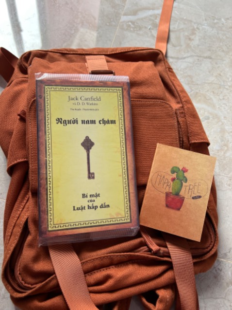 Mình từng đọc và nghiên cứu rất nhiều về luật hấp dẫn của vũ trụ cũng như áp dụng nhiều phương pháp hay hữ ích giúp bản thân đạt được vài thành tựu to nhỏ trong suốt 3 năm qua. Đây cũng là một quyển sách hay đáng đọc. Rất khuyến khích các bạn sở hữu một cuốn cho riêng mình. Cảm ơn quà tặng của shop và bao bì bảo vệ sách, giao hàng nhanh chóng, đóng gói cẩn thận. Xin cảm ơn!