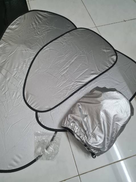 1. Shop đóng gói kiện hàng cực tởm, chỉ quấn vòng vòng bằng nilong.
2. Mình đặt là loại 4 tấm fim che tự dính vào kính màu đen. Shop lại giao bộ che nắng màu bạc.