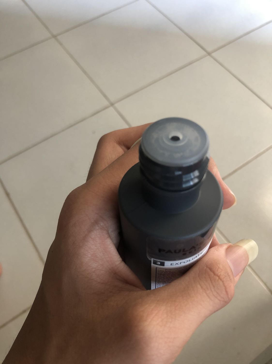 Uiii hành về cũng khá là nhanh. Khi mình đọc bình luận là sản phẩm đổ, chảy ra ngoài, thì thấy cũng sợ sợ, nhưng mình vẫn quyết định đặt và tin tưởng vào tiki. Quả đúng đặt niềm tin không nhầm chỗ, hàng giao về thì được bọc chắc chắn phết, mình lấy tay xé ko ra đc, phải lấy dao mới xe được cái túi nilong đệm. Hàng thì ko phải date ngắn nha, date còn dài lắm ấy. Tem nhập khẩu thì còn nguyên, tem của paula choice cũng vậy chứng tỏ la chưa từng mở sản phẩm. Còn về vấn đề chính hãng thì khỏi phải bàn, tiki nó làm nghiêm về vụ chính hãng lắm, ko như bên *** bán tràn lan nên các bạn cứ yên tâm. Kết lại là sản phẩm cực kì ok lun
