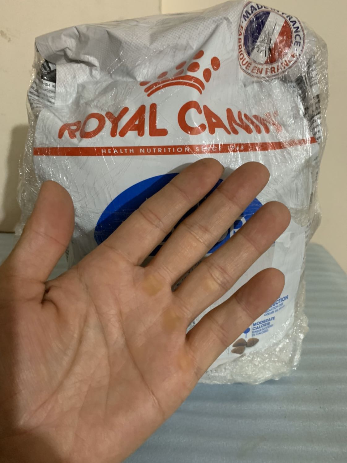 Tôi nhận hàng từ 14/9 đến nay đã 1 tuần nhưng chưa thấy Tiki có động thái nào gọi là hỗ trợ tức thời để bảo đảm quyền lợi của khách hàng. Tôi đã gọi vào *** 2,3 cuộc, gởi email liên tục 5,6 lần nhưng chẳng thấy nhân viên nào liên lạc để nhận lại hàng như Tiki nói qua điện thoại. Tôi rất thất vọng về Tiki cũng như chủ hàng này. Tôi nghĩ quý vị xem hình cũng đủ hiểu được vấn đề.