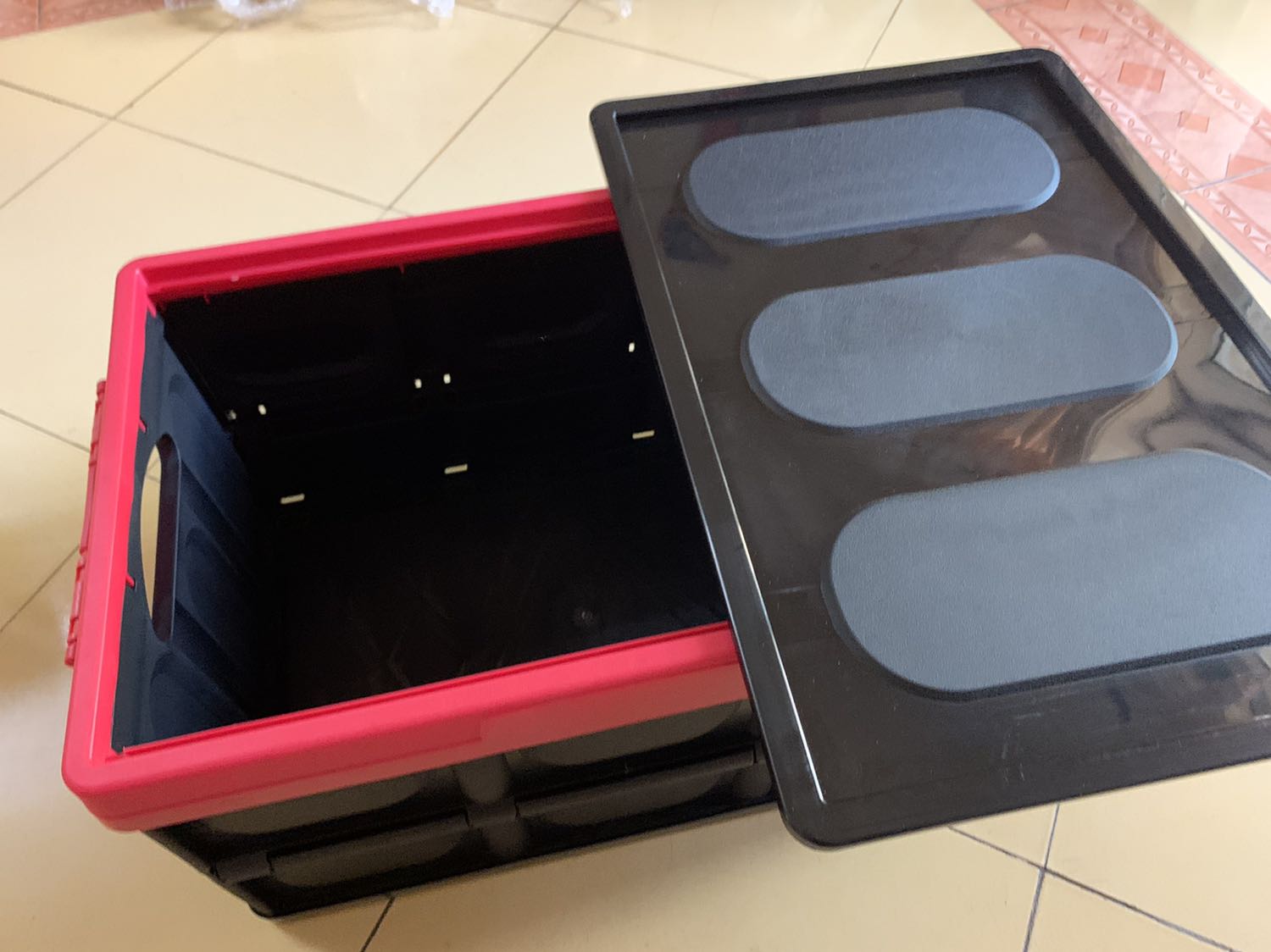 Đẹp nhưng hơi mỏng manh, nói chung sử dụng được chứ không xuất sắc lắm