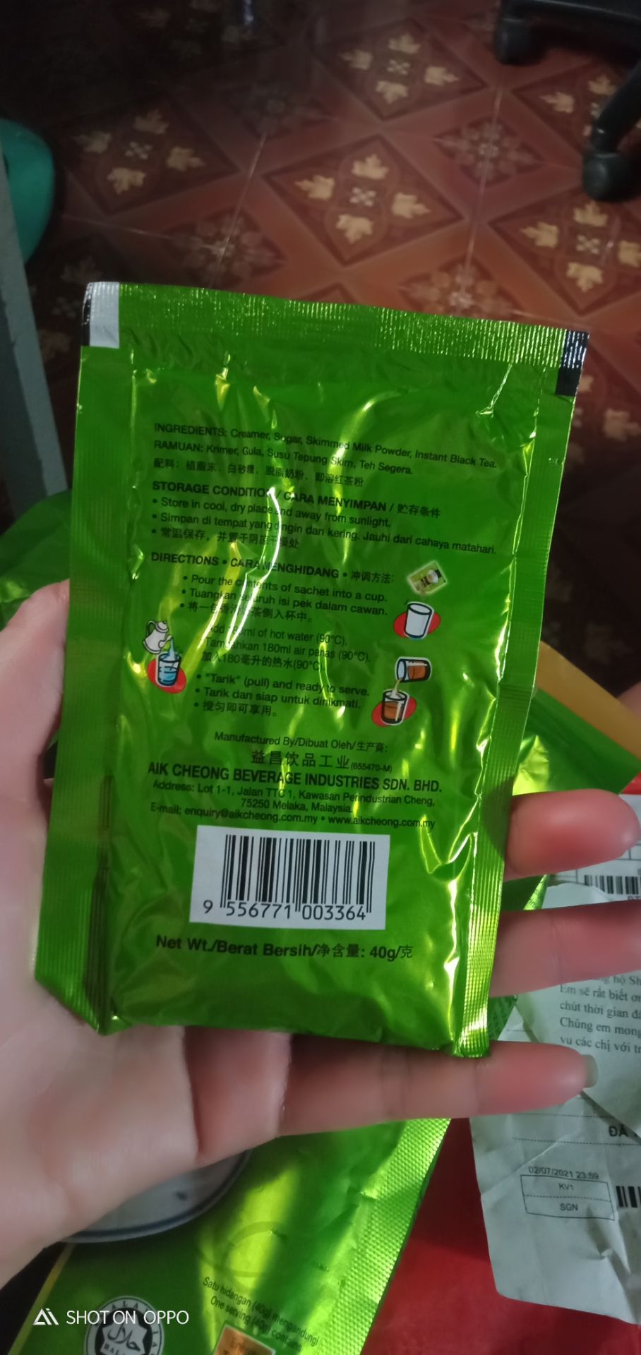 Chắc do vận chuyển gần nên shop đóng gói hơi xơ xài, cũng may là ko ảnh hưởng đến chất lượng sp. Gói trà sữa bên trong rất to tới 40g, lại đc hút chân ko nên vô cùng yên tâm về chất lượng sp. Hàng chính ngạch Mã Lai nhé, vị trà sữa khá thơm ngon, ko quá ngọt. Shipper thân thiện nhiệt tình, lịch sự. Thanks!!!