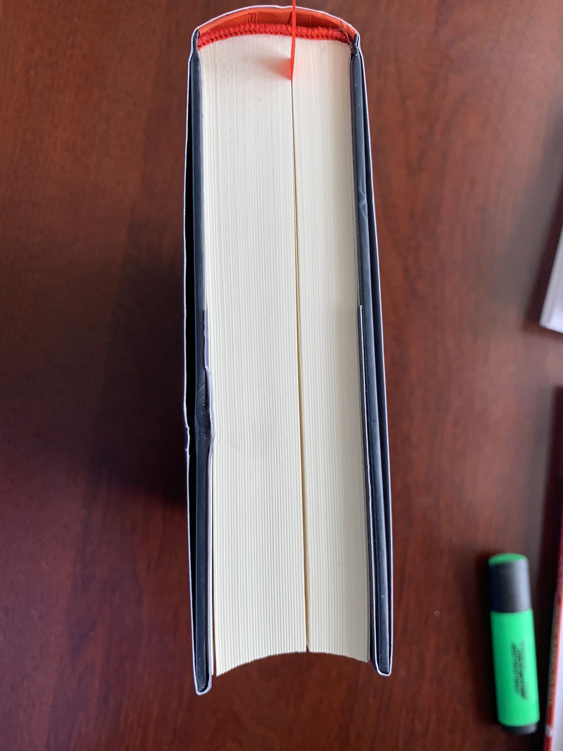 Sách mua giá trị cao, nội dung hay. Nhưng khâu đóng gói bảo quản sách không tốt: Sách bị gẫy góc.