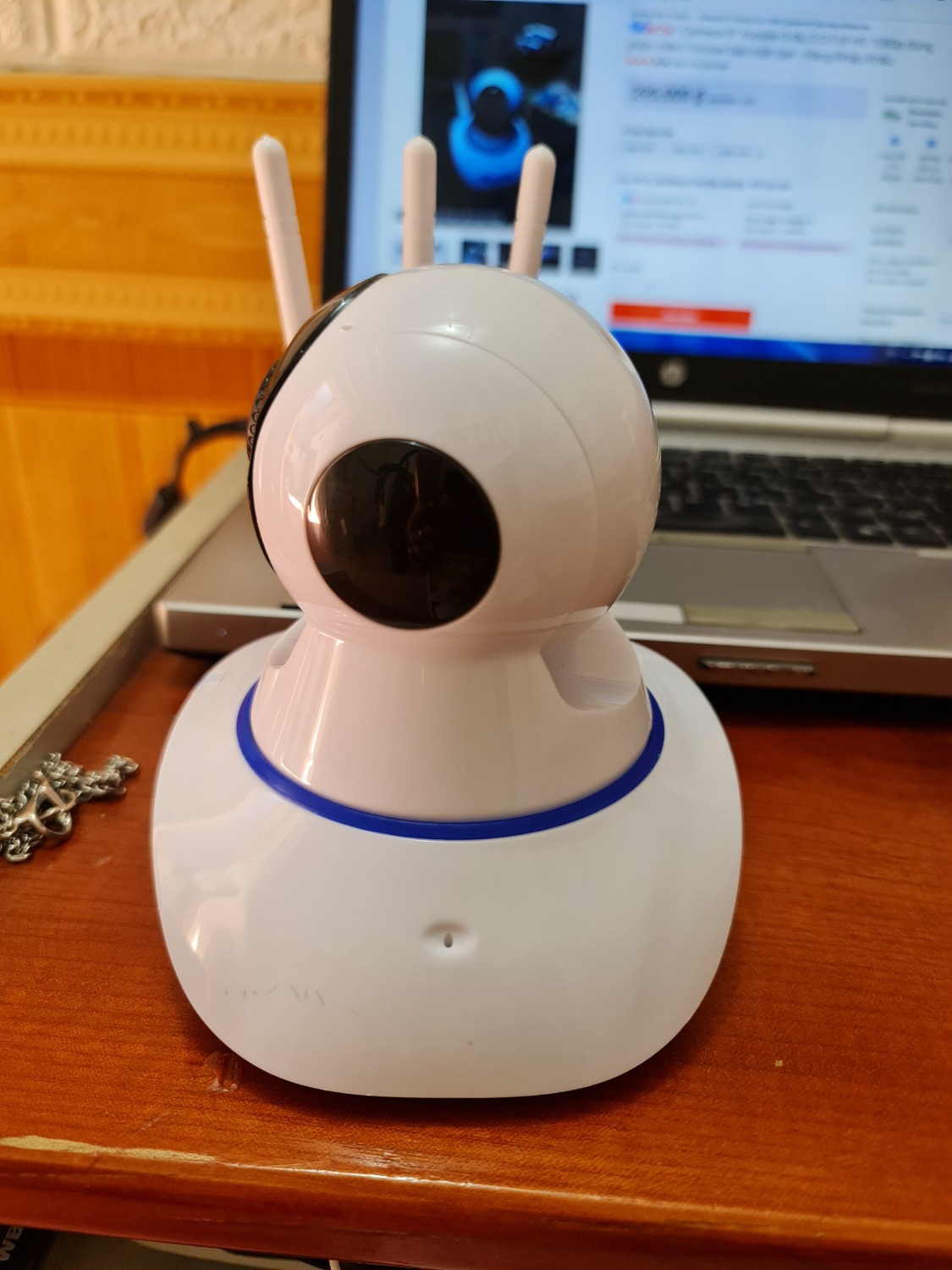 Hàng quá chán, đăng 1 kiểu giao hàng 1 kiểu , hàng ko có logo, còn có vết bút bi viết trên camera.  KHông kết nối với đt đc. Làm ăn chán