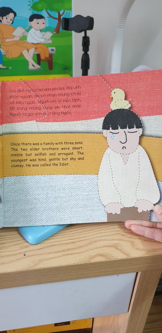 mình tưởng sách làm bằng chất liệu vải như mô tả nhưng ko phải mà làm bằng giấy như bình thường nên rất thất vọng