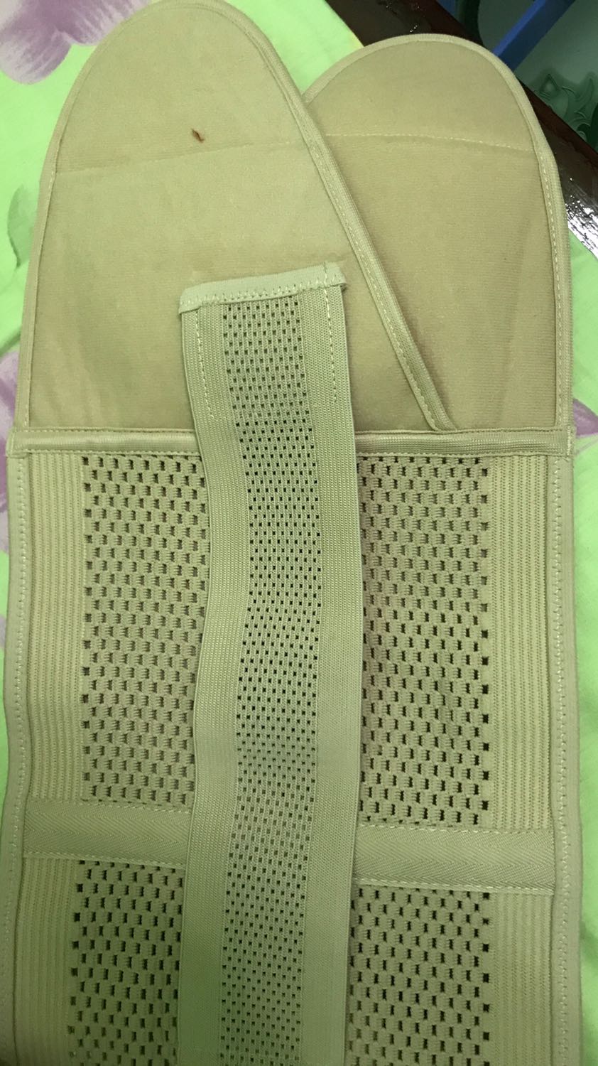 Đai nịt mềm mại, nằm cũng dễ chịu, thoáng,  mình đặt mùa đông ok, mùa hè kb thế nào. Có điều sz hơi nhỏ. Mình 67kg, đặt hàng sz XL chỉ dán đc 1 xíu. Ai nặng hơn có lẽ k nên đặt. Tiki giao dành nhanh hơn dự kiến