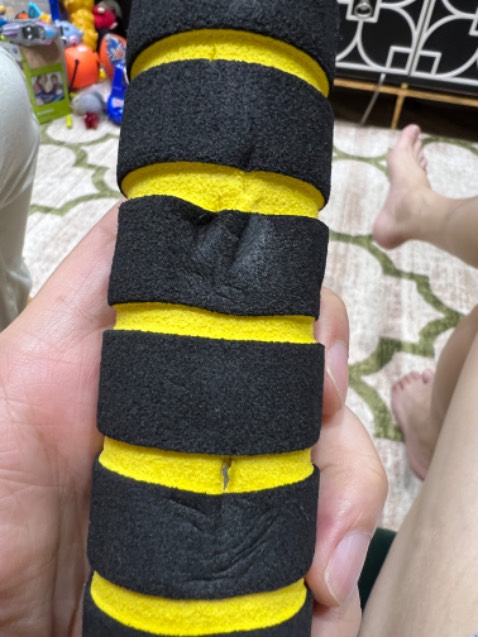 Cây tạ bị rách nhiều nơi, không biết là do vận chuyển hay đã bị lỗi trước nhưng cần shop giải quyết vấn đề này sớm.