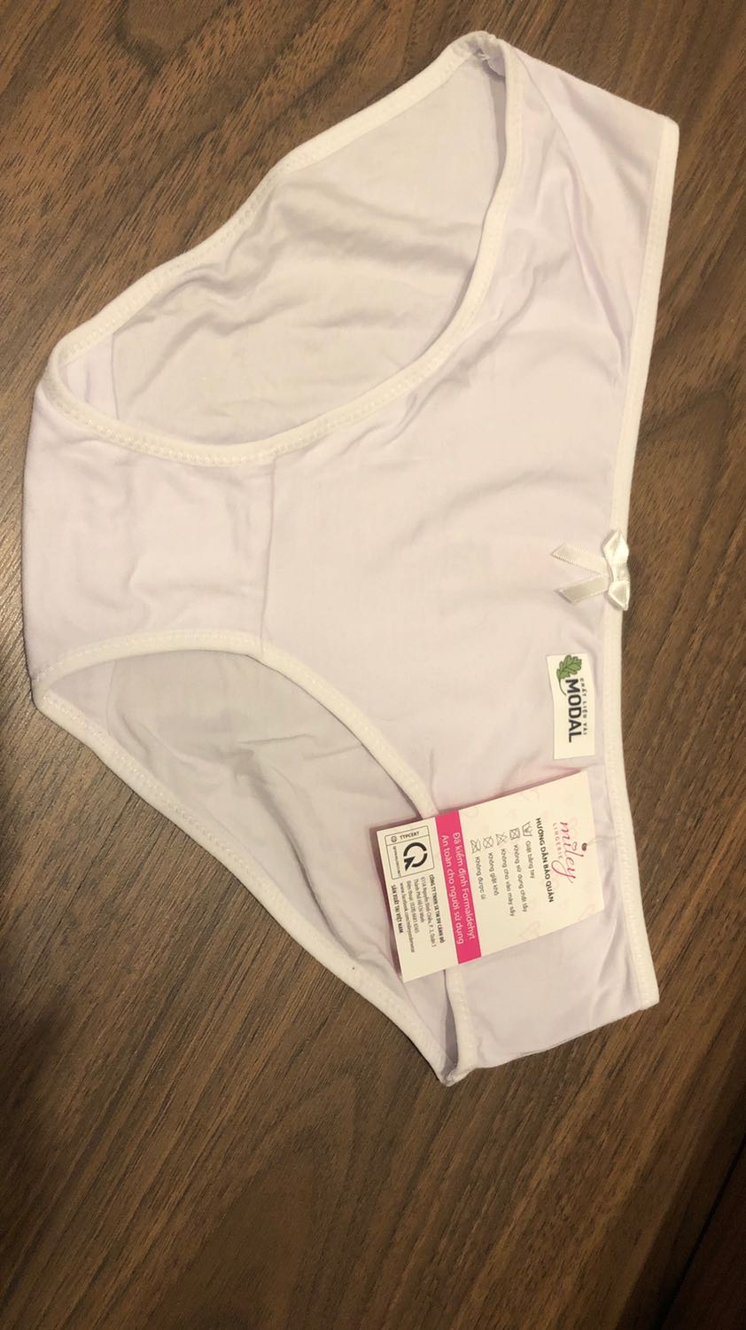 Hôm qua nhận hàng của shop lại giao nhầm mã hàng cho mình, mình đặt là quần có phối ren lại giao nhầm cho mình là quần trơn. Shop vui lòng đổi hàng lại cho mình nhé