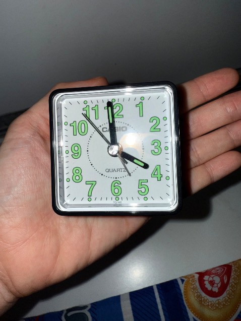 Đồng hồ nhỏ. Kim phát quang không có phát quang trong bóng tối gì lun. Đồng hồ chạy kêu nên tai ai thính buổi tối ngủ nghe lọc cọc khó chịu. Cá nhân mình thấy với giá tiền này mà kim đồng hồ ko phát quang được thì nên mua đồng hồ led, vừa đẹp vừa êm vừa có đèn bật lên xem giờ.