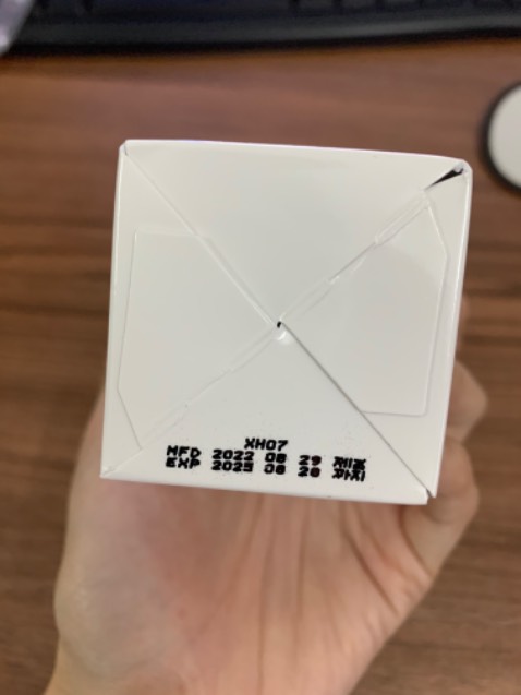 Còn đầy đủ tem niêm phong và đát xa. Mới xài loại màu đỏ thôi nên chưa biết loại màu xanh này có hợp với da ko. Vẫn cho 5 sao vì khâu đóng gói.