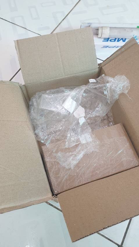 Đóng gói cẩn thận. Hiển thị sáng rõ. Nhưng ad cho mình cách nào để cho nó luôn hiển thị. Chứ gọi là đồng hồ để bàn mà phải sờ nó mới lên như này thì thua Đóng gói cẩn thận. Hiển thị sáng rõ. Nhưng ad cho mình cách nào để cho nó luôn hiển thị. Chứ gọi là đồng hồ để bàn mà phải sờ nó mới lên như này thì thua