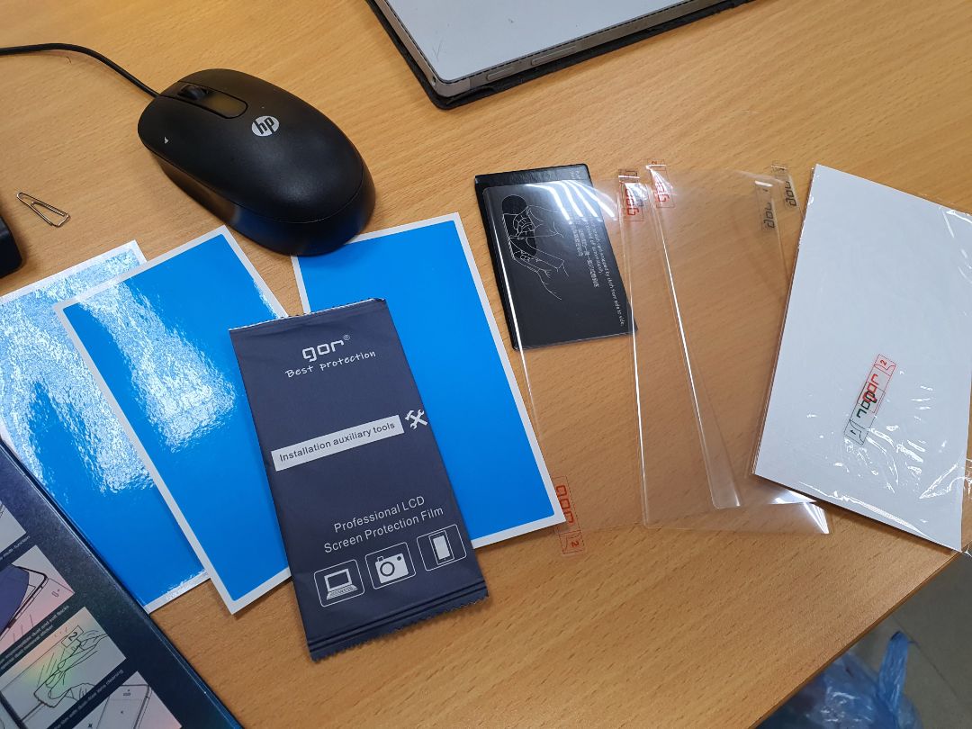 giao hàng nhanh. Trong hộp có 2 miếng mặt trước, 2 miếng mặt sau, khăn ướt đầy đủ, stamp nhặt bụi nhiều dã man. nói chung rất đủ chi tiết. mỗi tội chất lượng miếng dán chưa hoàn hảo. miếng mặt trước của mình nó bị hằn vết sẵn. sau dùng bút chắc cũng hằn tương tự (chụp ảnh review nhưng ko thể hiện đc)