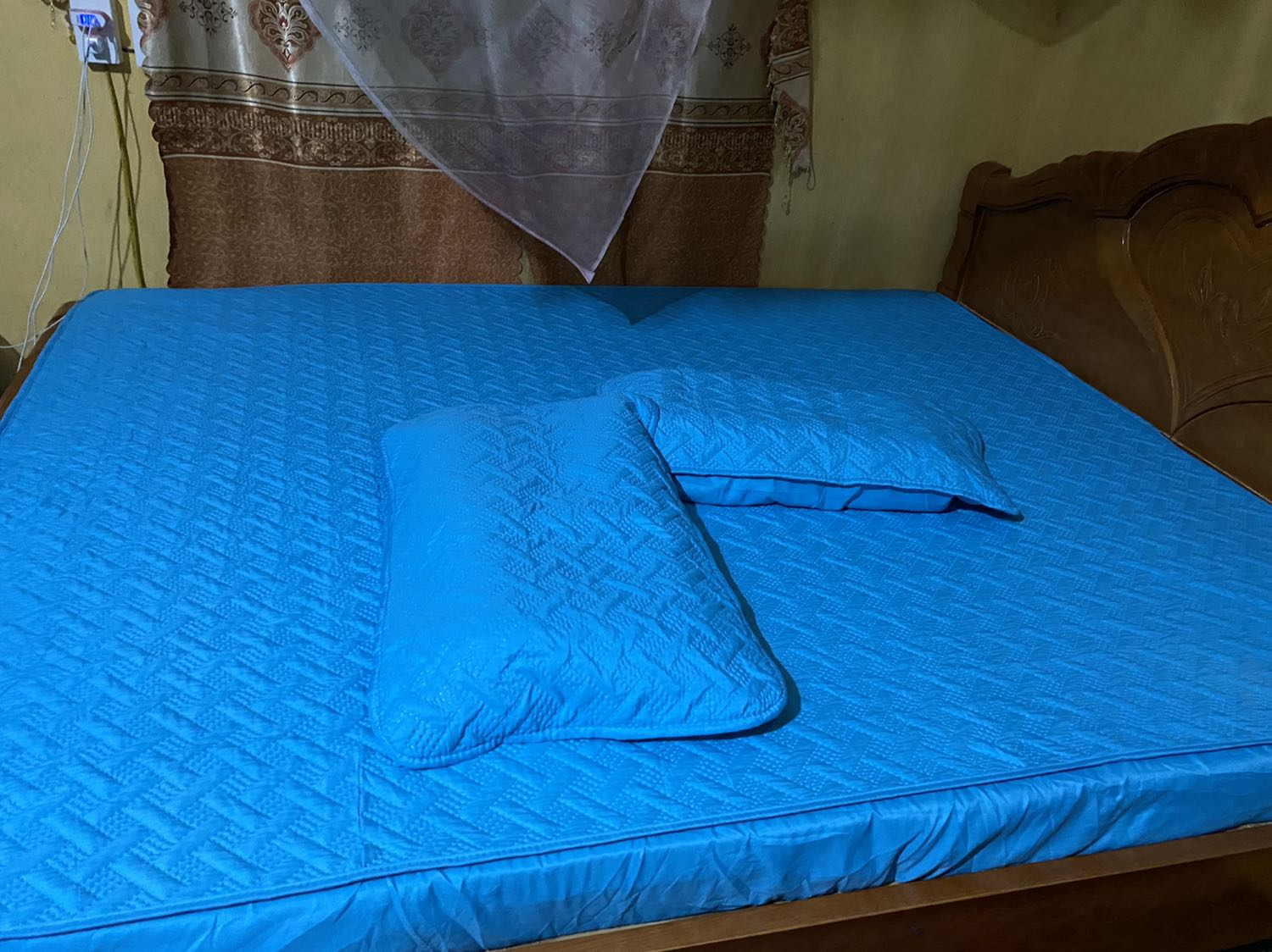 Nằm ok. Đi lên thì mềm mà nằm thấy vừa k mềm k cứng . Mất 1 ngày mới hết mùi mà nệm nặng thật sự bê mãi mệt dã man. Độ đàn hồi tốt . Mà tiki k cho post ảnh