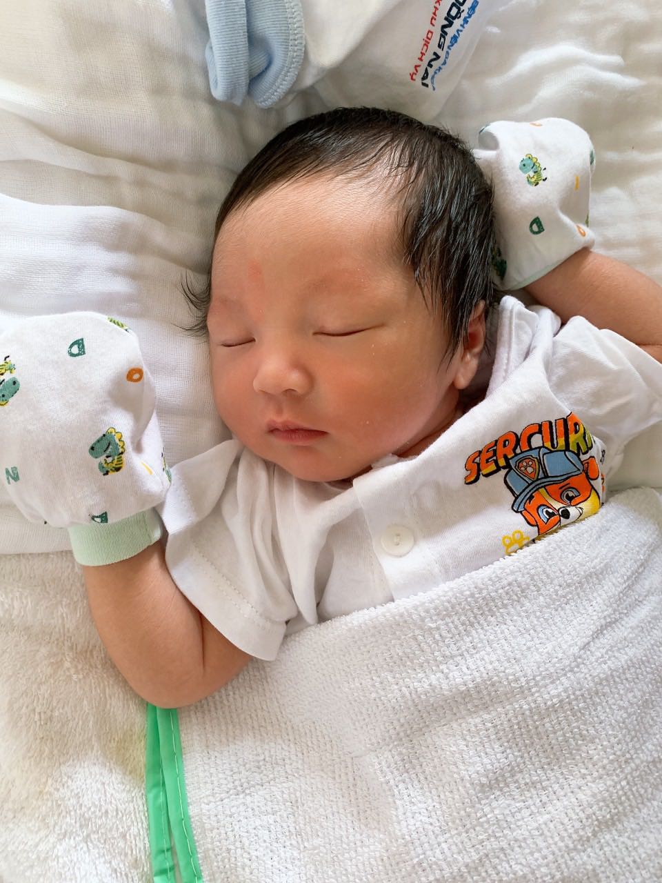 Thiết kế gọn nhẹ, tay cầm thuận tiệnMáy Đánh Trứng Philips HR3705 (300W) có thiết kế gọn nhẹ với tay cầm chắc chắn để bạn sử dụng dễ dàng mà không bị mỏi tay khi sử dụng lâu. Các bộ phận dễ dàng tháo...