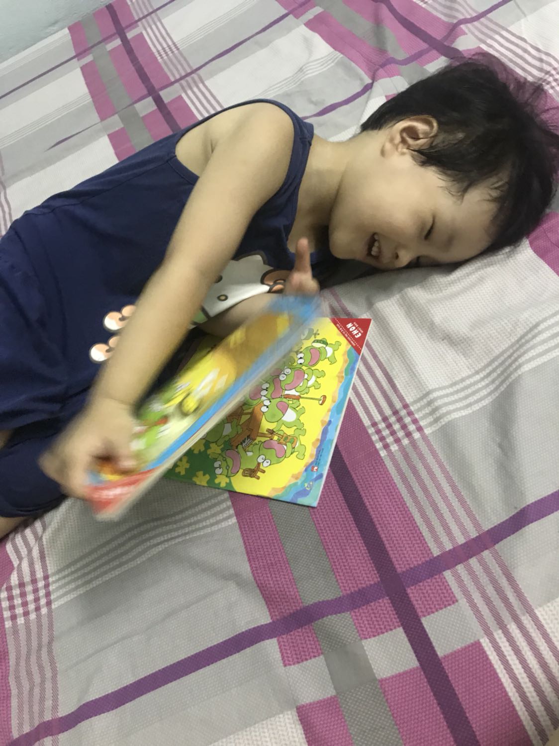 Bộ sách này bé nhà mình rất thích, còn muốn ôm đi ngủ. Mầu sắc, hình ảnh tươi sáng, rõ nét, nội dung thú vị.