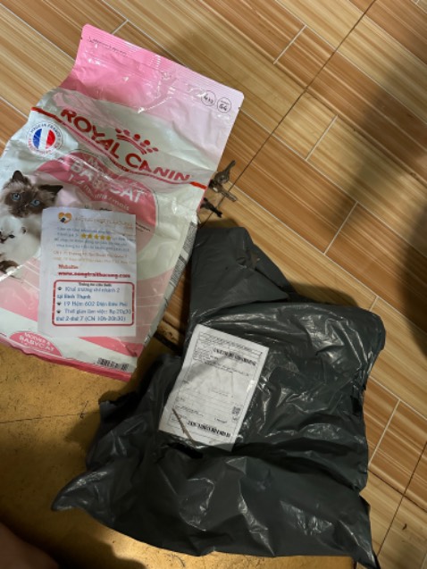 Mua 2 bịch mỗi bịch 4kg nhưng gói hàng và giao có 1bịch nhưng tính tiền là 2 bịch cả ship. Gọi điện nt cho shop giải quyết  nhưng đến nay vẫn chưa nhận đc tiền hoàn lại, phía bên shop sai mà vẫn chưa đc một lời xin lỗi nào với khách hàng. Chất lượng phục vụ kém và chậm chạp, nhắn tin ko rep toàn phải gọi rất là phí tiền đt nhé!