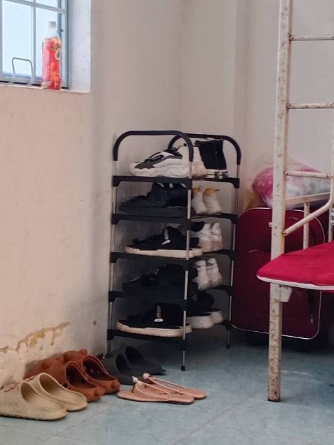 Chất liệu nhựa và inox. Kệ có 5 ngăn, mỗi ngăn để được 2 đôi dép hoặc 2 đôi giày.
màu đen lịch sự - giá khá rẻ mà lại bền, nên mua 2 chiếc, về dùng vẫn thoải mái. dùng lâu lâu rồi mình mới nhận xét - Sản phẩm nhìn chung tiện, mỏng nhẹ. nên là bạn nào mà muốn to chắc chắn hơn thì nên mua hàng gỗ nhé! còn loại này thì chỉ để giày cá nhân hoặc 2 người thôi, chứ để 3 người thì hơi chật - mua cho phòng trọ dùng là ok!!