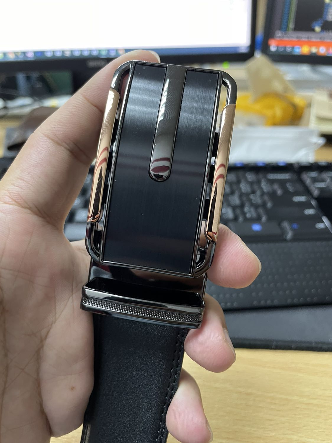 Giao hàng nhanh. Nhìn đẹp, cứng cáp. Chất lượng da như thế nào thì chưa biết.