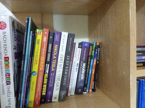 Sách dày hơn 600 trang, có nhiều ảnh màu, giấy tốt, nội dung rất hay và cuốn hút. Ai đam mê thiên văn học mà thích đọc kiểu văn lãng mạn 1 chút thì nên mua nhé