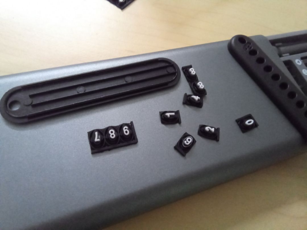 ngồi lọ mọ ghép ghép :)). tiện. mua độ chục bộ về gắn tất cả các bộ chìa khoá, móc luôn vào balo con bé con