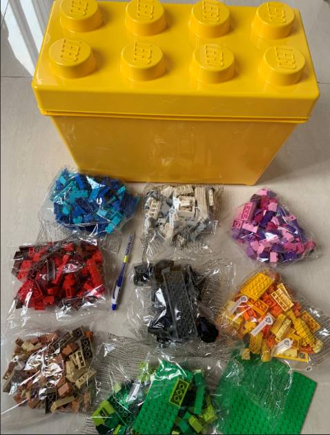 Khối Lego sắc sảo, màu sắc đẹp. Tuy nhiên nhìn trên website nghĩ là to nên tính mua về lựa ra mấy cục to cho cháu chơi trước, nhưng hóa ra bộ này các khối rất nhỏ, coi như mua về cất đó mấy năm mới chơi được, hơi thất vọng nên trừ 1 sao.