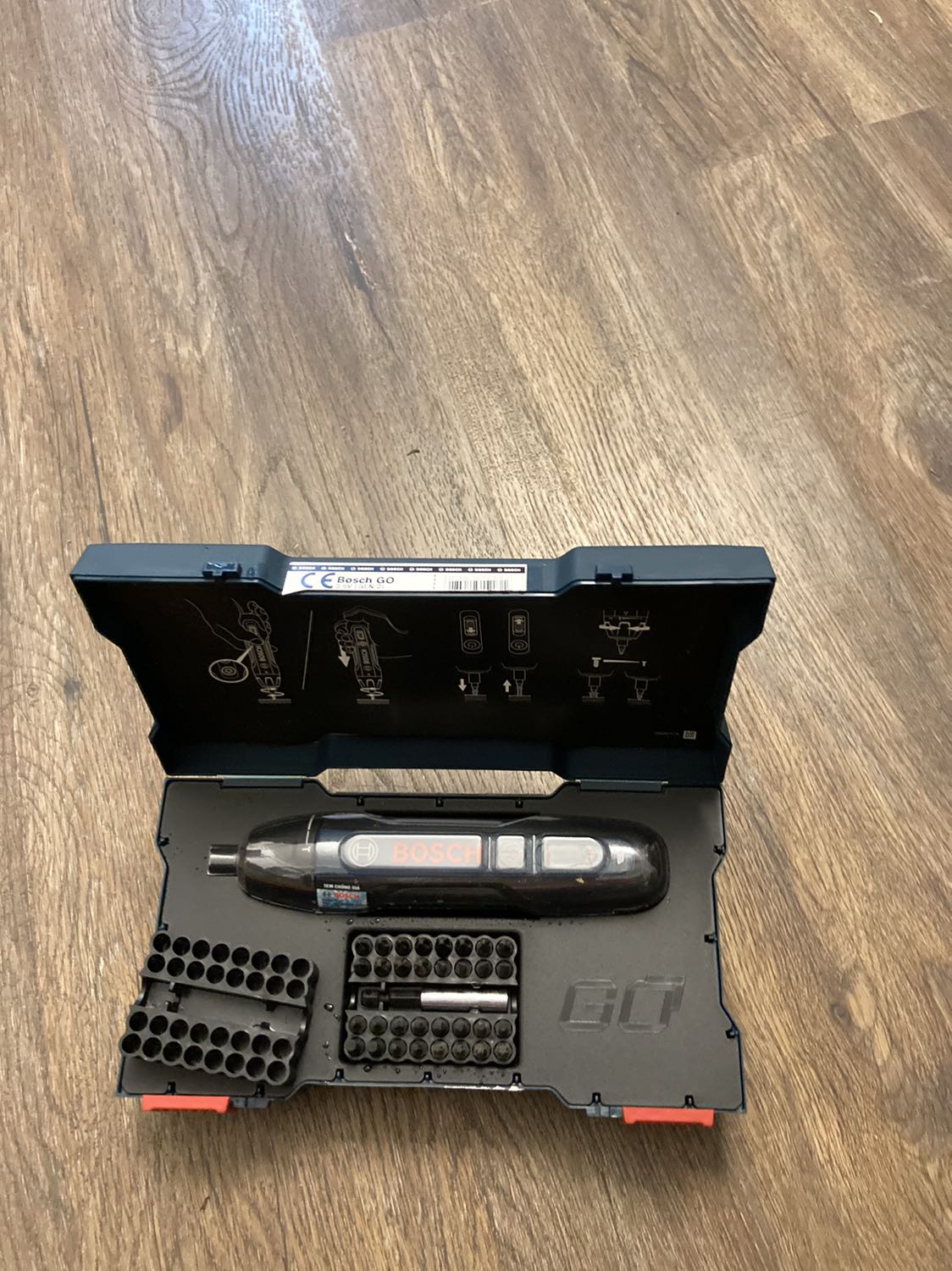 Mới nhận được GoGen 2.Hiện giờ đang sạc để ***. Mà mình thấy có để khuyến mại tặng kèm áo mưa mà lúc giao hàng ko có vậy shop 😌