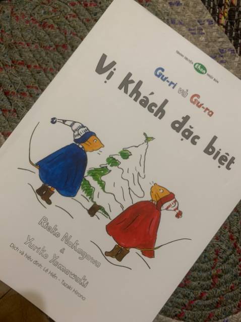 sách ít chữ con dễ hiểu, đầu tiên mình nghĩ sao nó đơn giản quá. nhưng mà như vậy bé lại rất nhớ và chăm chú nghe