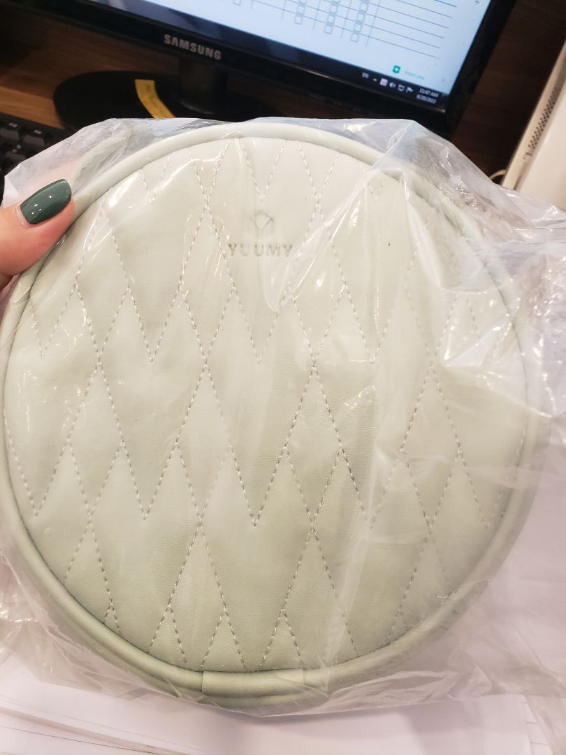 chất lượng ok nhé, da mềm, mỗi cái tay cầm khá ngắn, dây đeo hơi lỏng lẻo, có thể tháo ra được.