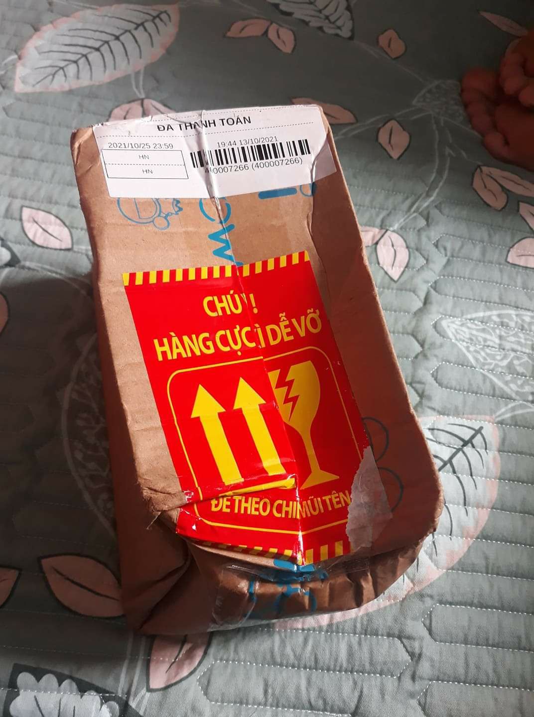 giao khá nhanh,tuy sau khi vận chuyển có méo mó nhưng hàng bên trong vẫn đc bảo quản tốt,hàng còn mới chưa bị mở. mk có quét mã vạch thử thì có ra như vậy, không biết chính hãng không, mk có chụp ảnh lại app mk sd và ảh khi check ,MN có thể tham khảo nhé. mk mua trong đợt sale 10/10 nên giá có rẻ hơn (125.000 đ)