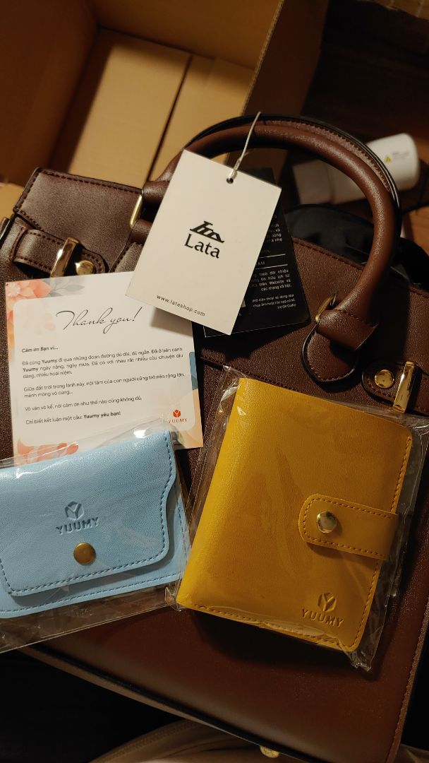 đóng gói okie, nilong bọc túi có hơi nhào và cũ, được quà tặng kèm. Túi có kèm dây đeo, túi cầm chắc tay, chất ra rất ổn.