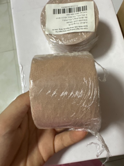 Cái này phải có thêm miếng dán ngực giấy hoặc silicon mặc mới ok nha, tui mới thử dán không lên k ăn mấy, có miếng dán ok hơn, đóng gói cẩn thận, giao nhan