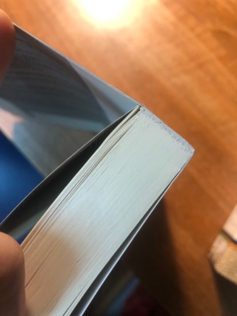 Sách mình mới nhận được 2 ngày, chưa kịp đọc, mới cầm nhẹ đã bung gáy, có vẻ keo dán chưa được chắc chắn. Mong shop sẽ cải thiện hoặc tăng giá sản phẩm lên để nâng cao chất lượng. Mình không hề muốn làm mất miếng cơm của ai, đây chỉ là góp ý, bỏ tiền trăm ra để mua mà sản phẩm như vậy tiếc tiền lắm!