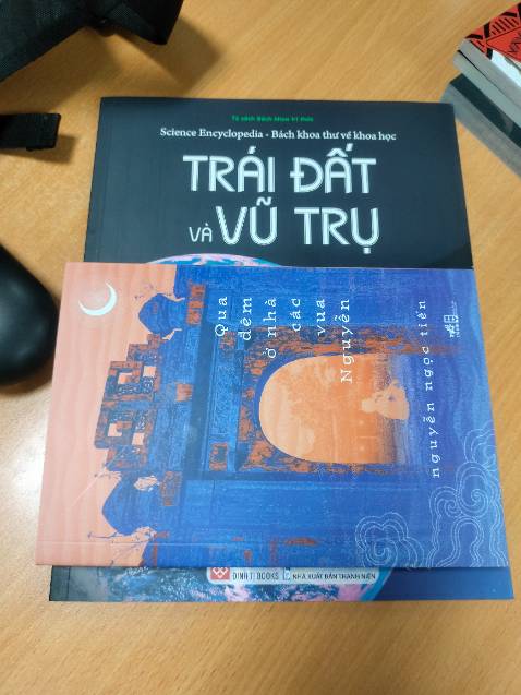 Rất không thích khổ sách to như vầy. Cầm đọc vừa mỏi tay, mà để lên kệ cũng rất chật chội khó chịu con mắt. Về nội dung sẽ đánh giá sau.