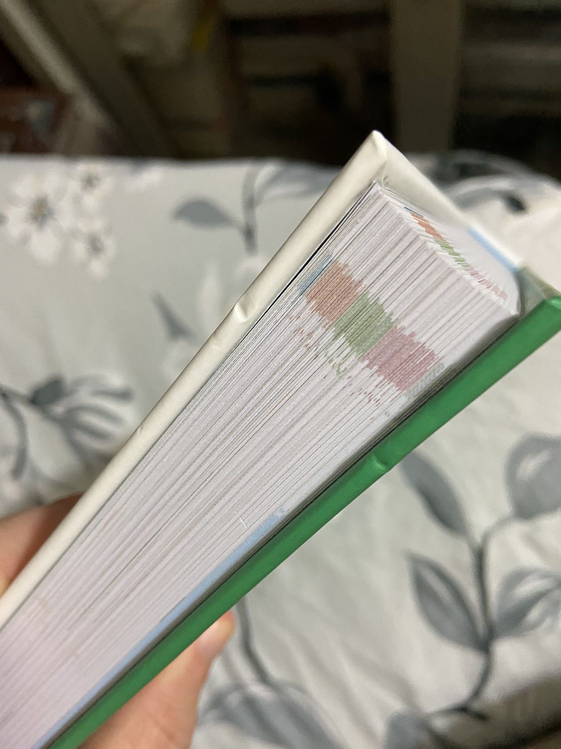 Sách giao hàng nhanh TIKINOW 2h chuẩn chỉnh thời gian rất tuyệt vời - nhưng Sách bên trong thì mới nhưng bìa bên ngoài rách phải dán băng dính như cựa gà. Mùa dịch rất ngại đổi trả sách nên đành thôi. Tạm dán băng dính để đọc cho xong. 

1 lần nữa Mong TIKI cố gắng cải thiện dịch vụ. Nếu giao hàng lỗi như thế này sẽ xảy ra đổi trả và mất thời gian cho tất cả các bên, chưa kể phát sinh chi phí thiệt hại cho chính bên TIKI và cty trong mùa dịch.

Cho 4 sao vì dịch vụ ship TIKI NOW tốt NHANH, shipper lịch sự. Bộ phận Đóng gói cho 2 sao ⭐️ ⭐️ vì quyển sách không được giao tới tay khách hàng lành lặn - đẹp đẽ,   quyển sách không được bao bọc trong hộp giấy lỏng lẻo. Mình biết dịch bệnh các bạn rất khó khăn trong đi làm, sinh hoạt, công việc và dịch vụ. Nhưng các bạn có thể làm tốt hơn nếu chịu khó chú ý và cẩn thận hơn 1 chút.

Hãy cũng nhau cố gắng vượt qua dịch bệnh khó khăn phát triển tích cực lên nhé TIKI TEAM ơi! Tôi xin phép nhận xét - góp ý để mọi người cùng nhau phát triển, cố gắng, nỗ lực tốt hơn lên nhé!

Cảm ơn vì dịch vụ của các bạn dành cho khách hàng chúng tôi dù mùa dịch bệnh khó khăn!!!