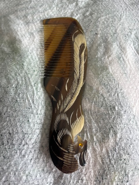 Sản phẩm vượt ngoài mong đợi, thiết kế rất tinh tế, còn tặng kèm quà, có giấy bảo hành sản phẩm, tôi rất hài lòng