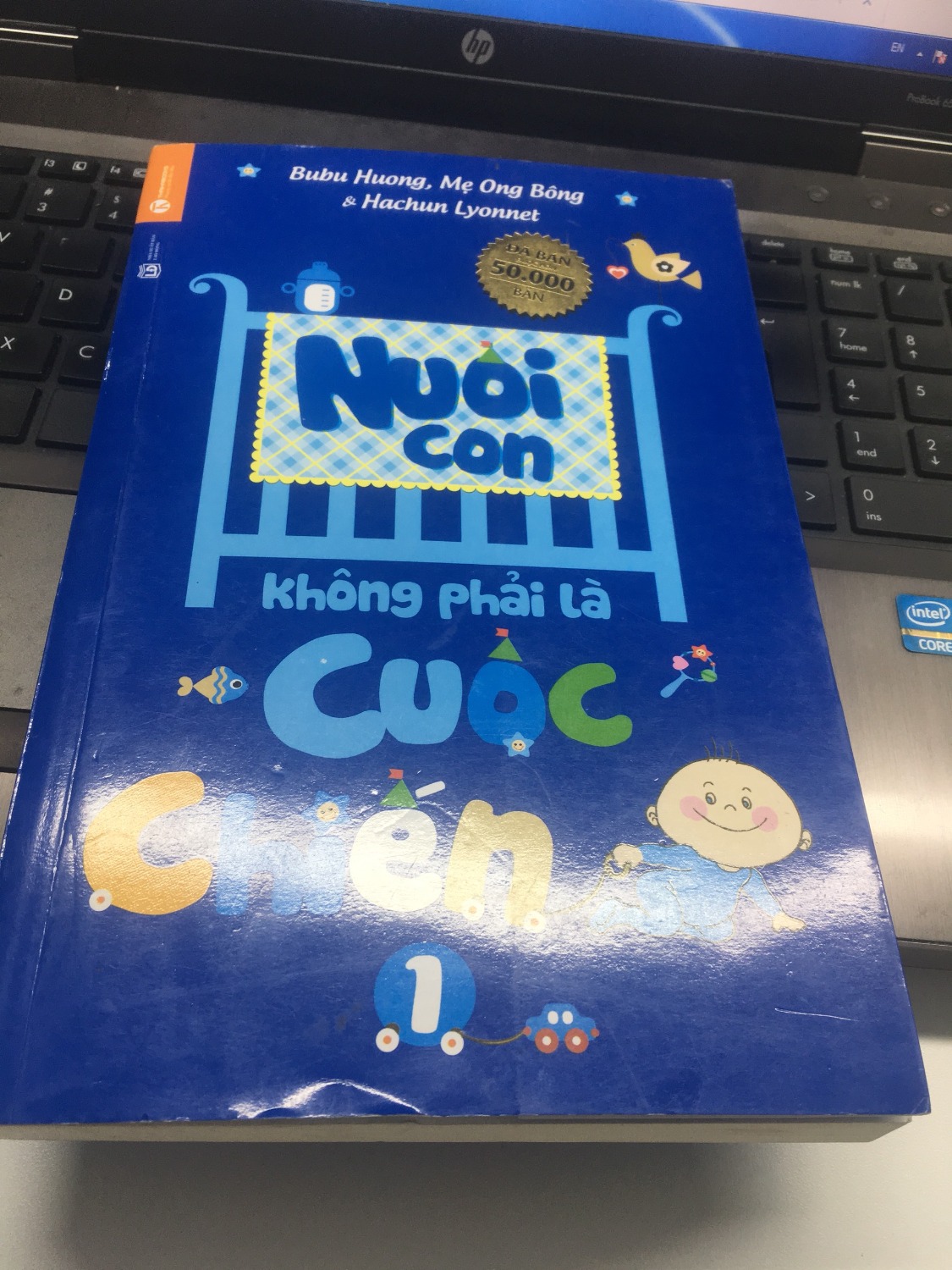 Mình mua sách của Tiki nhưng khi nhận được sách vào sáng nay thấy thất vọng toàn tập vì sách cũ, chắc chắn đã qua sử dụng vì sách đã bị bẩn (cả trong và ngoài), bìa trước và sau bị gập, nhàu nát và nhiều vết xước. Đề nghị  đổi hàng giúp mình. Mình cảm ơn và mong sớm nhận được phản hồi từ Tiki